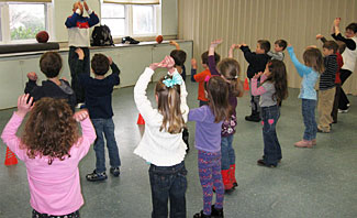 A dad teaches basketball to class
